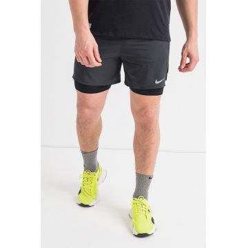 Pantaloni scurti cu buzunare laterale si tehnologie Dri-Fit pentru alergare Stride