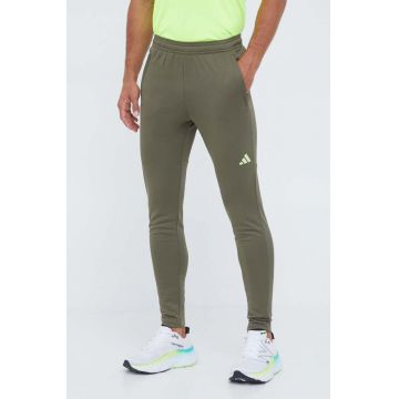 adidas Performance pantaloni de antrenament Train Essentials Seasonal culoarea verde, cu imprimeu