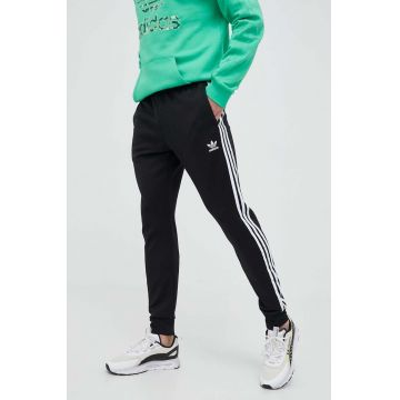 adidas Originals pantaloni de trening din bumbac culoarea negru, cu imprimeu