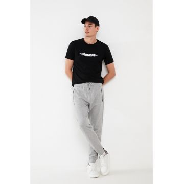 Pantaloni de trening cu croiala conica cu buzunare cu fermoar