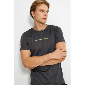 Tricou cu decolteu la baza gatului si imprimeu grafic&text