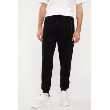 Pantaloni de trening cu croiala conica cu buzunare cu fermoar