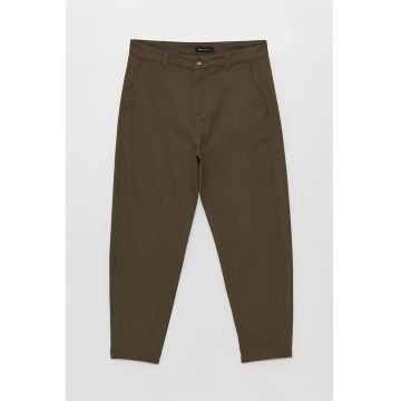 Pantaloni chino conici