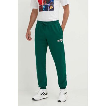 Reebok pantaloni de trening Brand Proud culoarea verde, cu imprimeu, 100076462