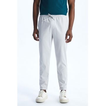 Pantaloni conici de trening cu buzunare oblice