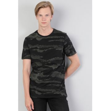 Tricou cu decolteu la baza gatului si model