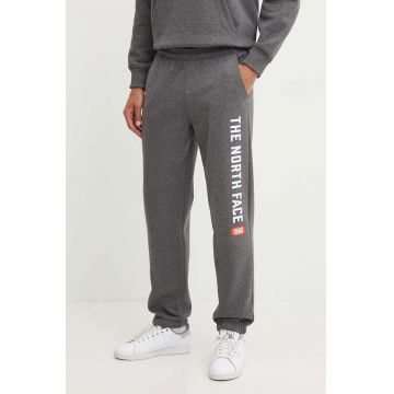 The North Face pantaloni de trening Pant Varsity Graphic culoarea gri, cu imprimeu, NF0A89DPDYY1