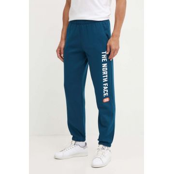 The North Face pantaloni de trening Pant Varsity Graphic culoarea turcoaz, cu imprimeu, NF0A89DP1NO1