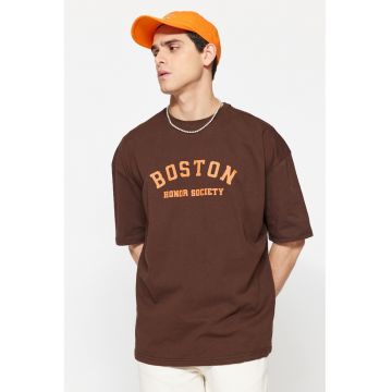 Tricou cu decolteu la baza gatului si imprimeu varsity