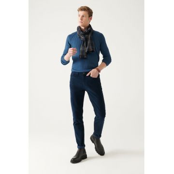 Pantaloni slim fit texturati