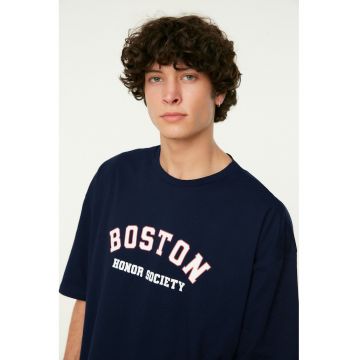 Tricou cu decolteu la baza gatului si imprimeu varsity