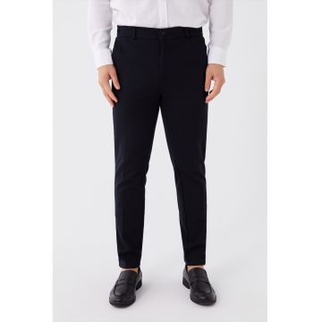 Pantaloni cu aspect texturat