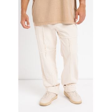 Pantaloni baggy fit cu model segmentat si logo brodat