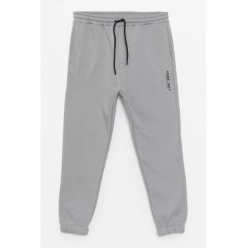 Pantaloni jogger uni cu text discret