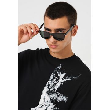 Tricou cu decolteu la baza gatului si model