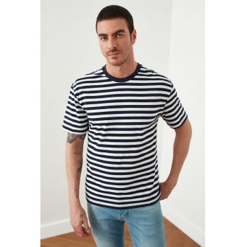 Tricou cu decolteu la baza gatului si model in dungi