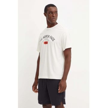 The North Face tricou din bumbac Tee Varsity Graphic barbati, culoarea bej, cu imprimeu, NF0A89DGQLI1