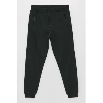 Pantaloni de trening cu croiala conica cu buzunare cu fermoar