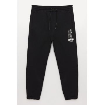 Pantaloni jogger cu text