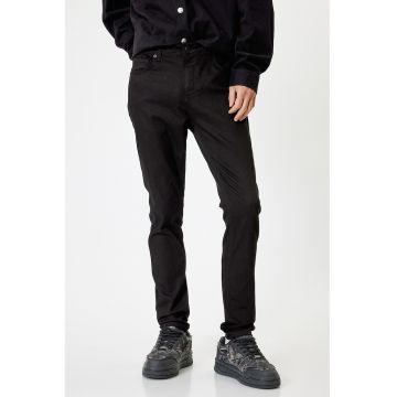 Pantaloni slim fit cu model uni