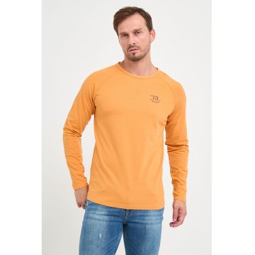 Bluza cu decolteu la baza gatului si maneci raglan