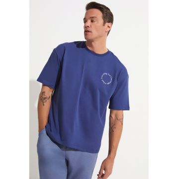 Tricou cu decolteu la baza gatului si detaliu text pe piept