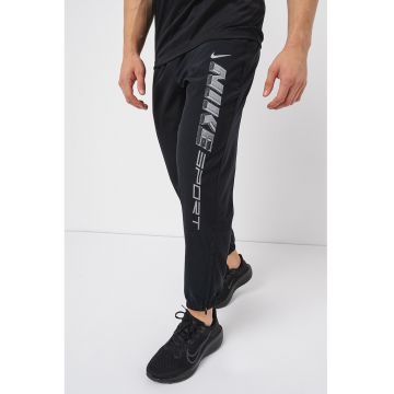 Pantaloni cu tehnologie Dri-Fit - imprimeu logo si buzunare oblice - pentru fitness