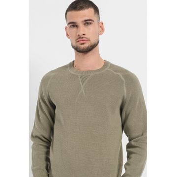 Pulover cu decolteu la baza gatului si maneci raglan