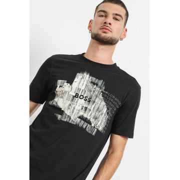 Tricou cu imprimeu grafic si decolteu la baza gatului