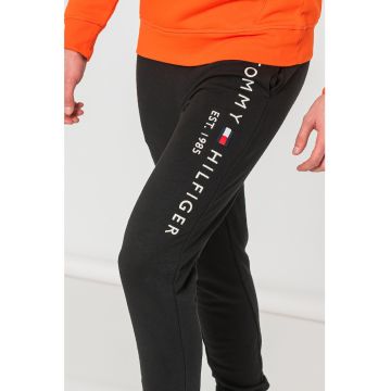 Pantaloni jogger cu snur si logo brodat