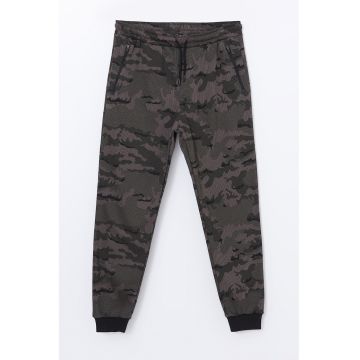 Pantaloni de trening cu model camuflaj