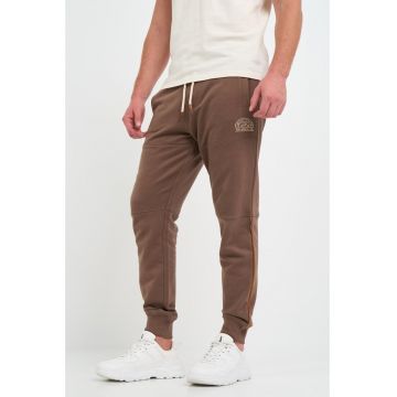 Pantaloni sport barbat cu buzunare si logo - Maro