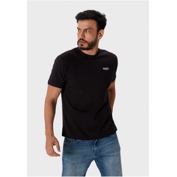 Tricou cu decolteu la baza gatului si imprimeu logo discret 173147