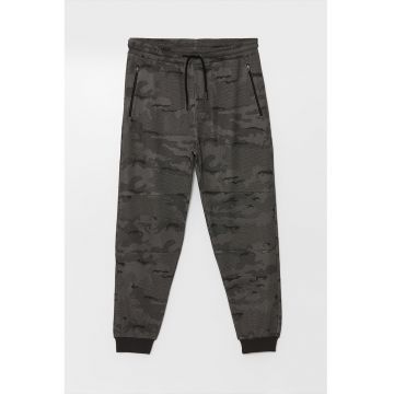 Pantaloni de trening cu model camuflaj