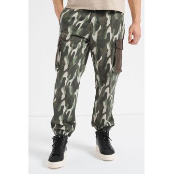 Pantaloni cargo cu model camuflaj