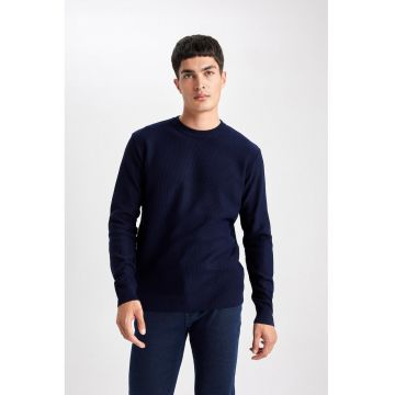 Pulover slim fit cu decolteu la baza gatului