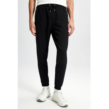 Pantaloni de trening cu buzunare cu fermoar