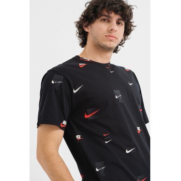 Tricou cu decolteu la baza gatului si model logo Max90