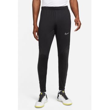 Pantaloni slim fit cu tehnologie Dri-FIT si slituri cu fermoar la glezna pentru fotbal Strike