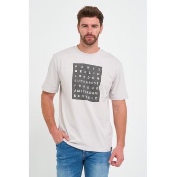 Tricou cu decolteu la baza gatului si imprimeu text