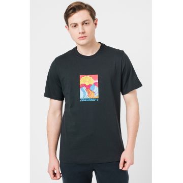 Tricou cu decolteu la baza gatului si imprimeu grafic