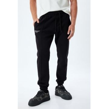 Pantaloni de trening conici cu snur in talie