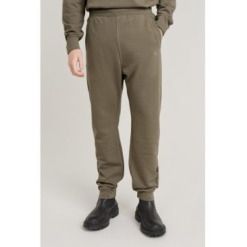 Pantaloni de trening cu croiala conica si buzunare