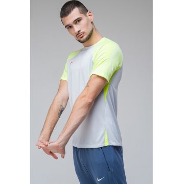 Tricou cu tehnologie Dri-FIT si maneci raglan pentru fotbal