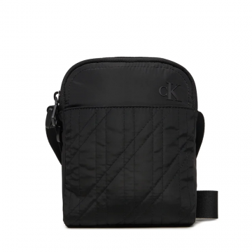 Geantă crossbody bărbați Calvin Klein Jeans neagră din material textil cu logo frontal 3108BGEA2160N