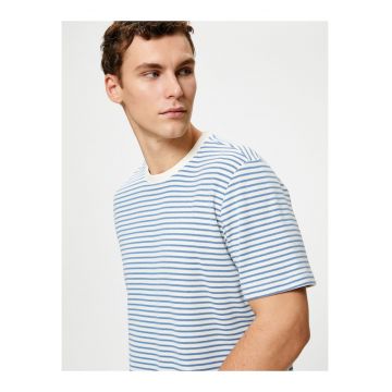 Tricou cu decolteu la baza gatului si model in dungi