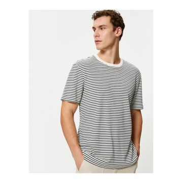 Tricou cu decolteu la baza gatului si model in dungi