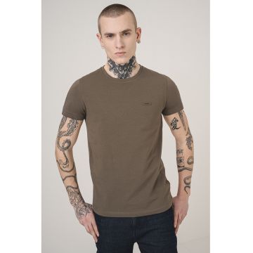 Tricou slim fit cu decolteu la baza gatului