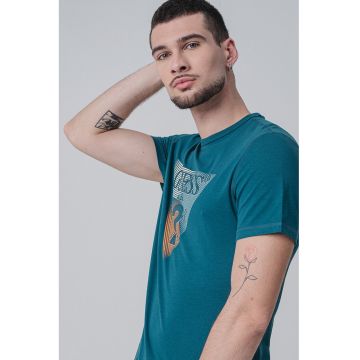 Tricou cu decolteu la baza gatului si imprimeu logo