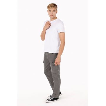 Pantaloni cargo cu buzunare oblice